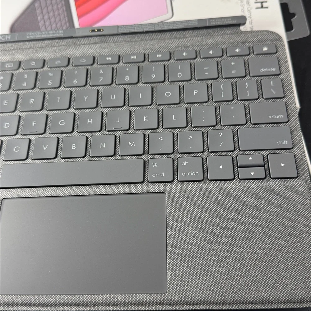 LOGITECH COMBO TOUCH IPAD 7GEN CASE/KEYPAD